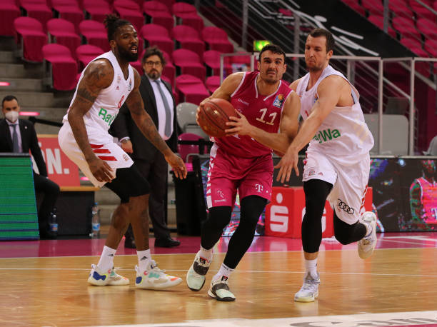 她牢牢控制 她牢牢控制